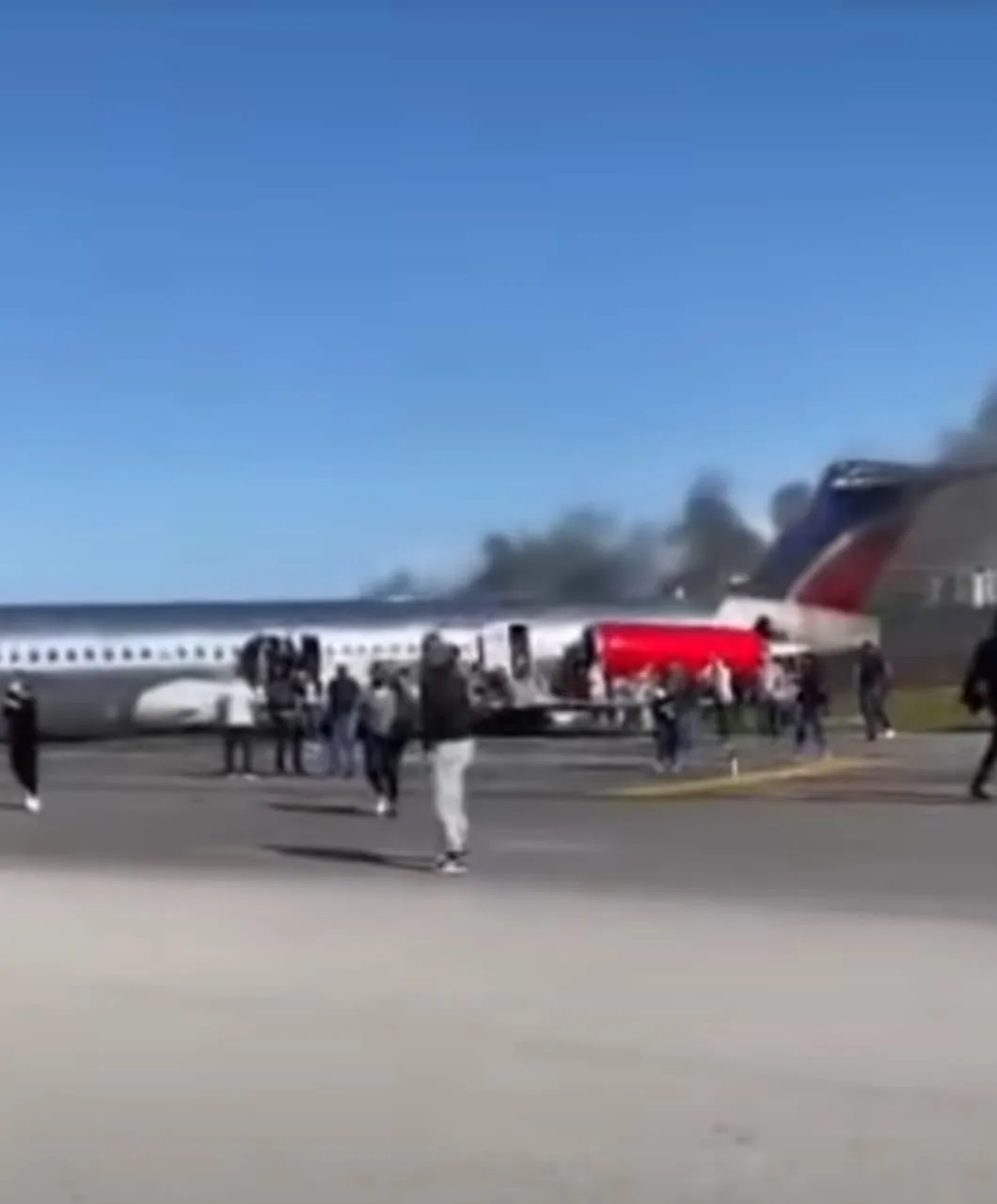 150 pasajeros vuelven a ‘ nacer’; el avión en el que viajaban se incendia al aterrizar en pista de Miami 150 pasajeros vuelven a ‘ nacer’; el avión en el que viajaban se incendia al aterrizar en pista de Miami