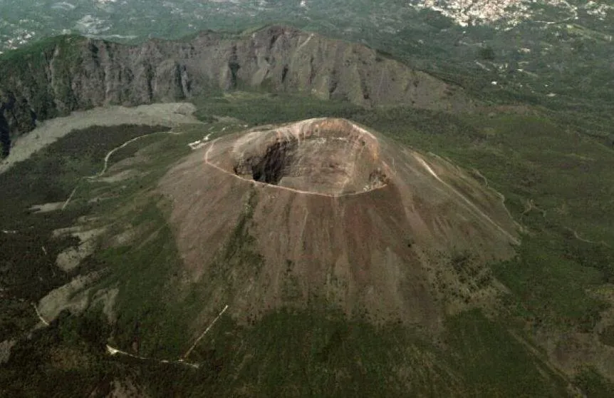 Turista cae a uno de los volcanes más peligrosos del mundo por tomarse una selfie Turista cae a uno de los volcanes más peligrosos del mundo por tomarse una selfie