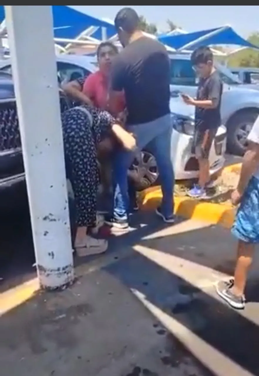 VIDEO: Descubre a su esposo con la amante en el estaciomiento de supermercado VIDEO: Descubre a su esposo con la amante en el estaciomiento de supermercado