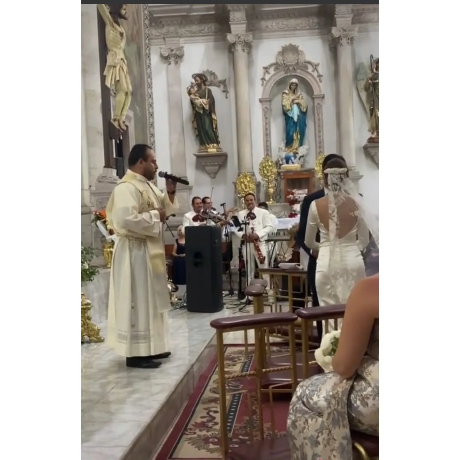 VIDEO: Sacerdote canta Mi Razón de ser de la Banda MS durante boda VIDEO: Sacerdote canta Mi Razón de ser de la Banda MS durante boda