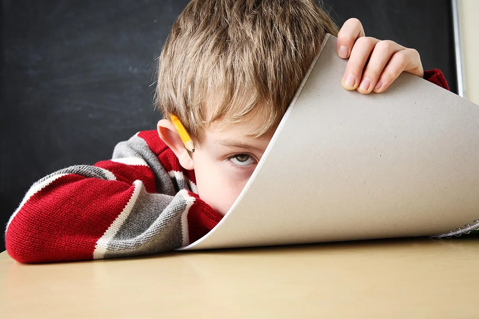¿Tu hijo es muy inteligente pero no logra concentrarse y/o no para de moverse? ¡Podría tener TDAH! Aquí te explicamos que es: ¿Tu hijo es muy inteligente pero no logra concentrarse y/o no para de moverse? ¡Podría tener TDAH! Aquí te explicamos que es: