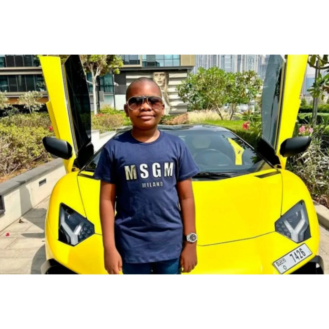 Mompha Jr, niño nigeriano de 10 años que ya tiene colección de autos de lujo Mompha Jr, niño nigeriano de 10 años que ya tiene colección de autos de lujo