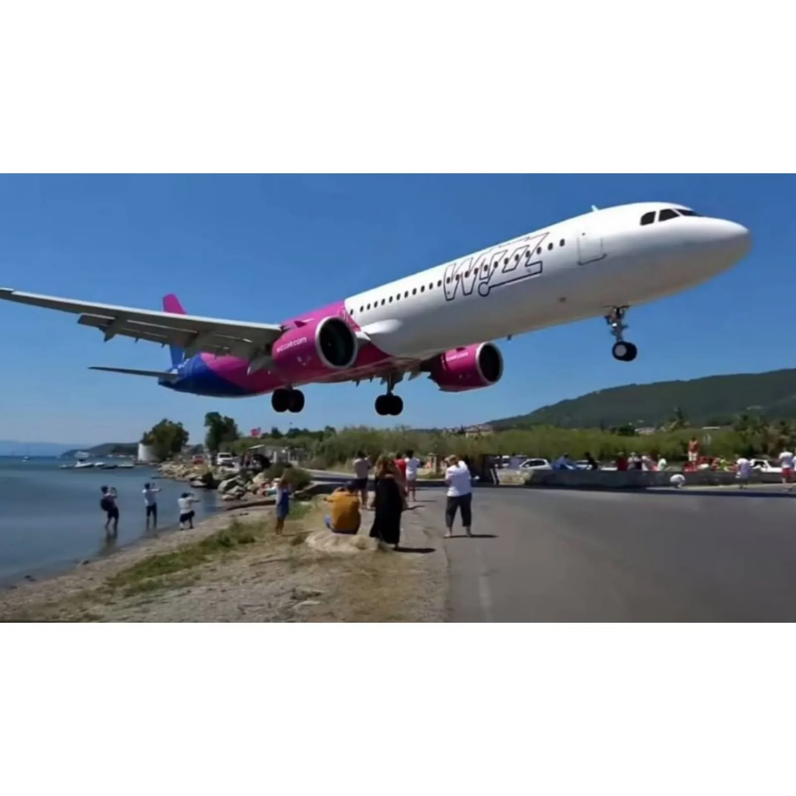 ¡De infarto! Avión por poco aterriza sobre turistas en Grecia ¡De infarto! Avión por poco aterriza sobre turistas en Grecia