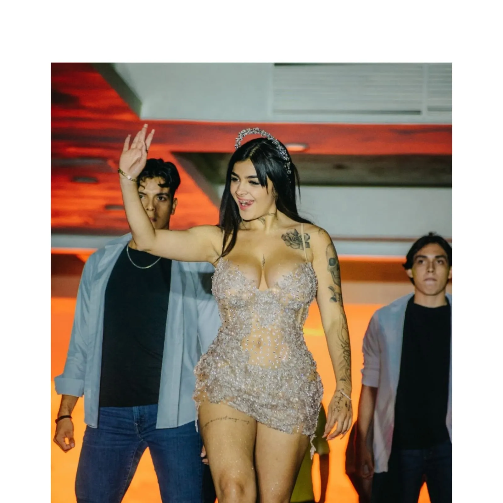 La influencer Karely Ruiz desfila en mini vestido en Veracruz La influencer Karely Ruiz desfila en mini vestido en Veracruz