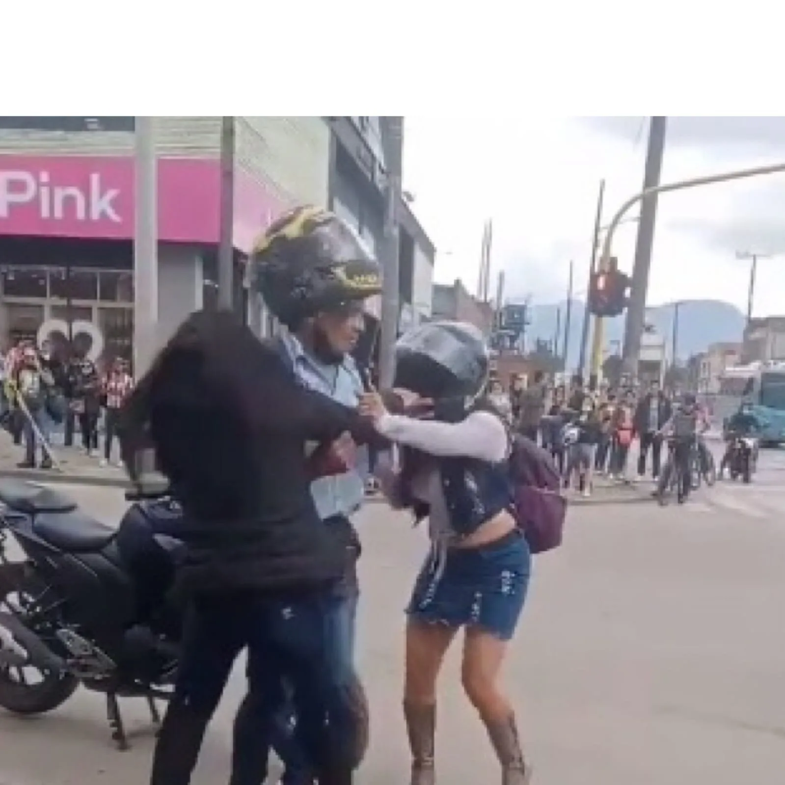 VIDEO: Le regala una motocicleta a su esposo y lo soprende paseando a la amante VIDEO: Le regala una motocicleta a su esposo y lo soprende paseando a la amante