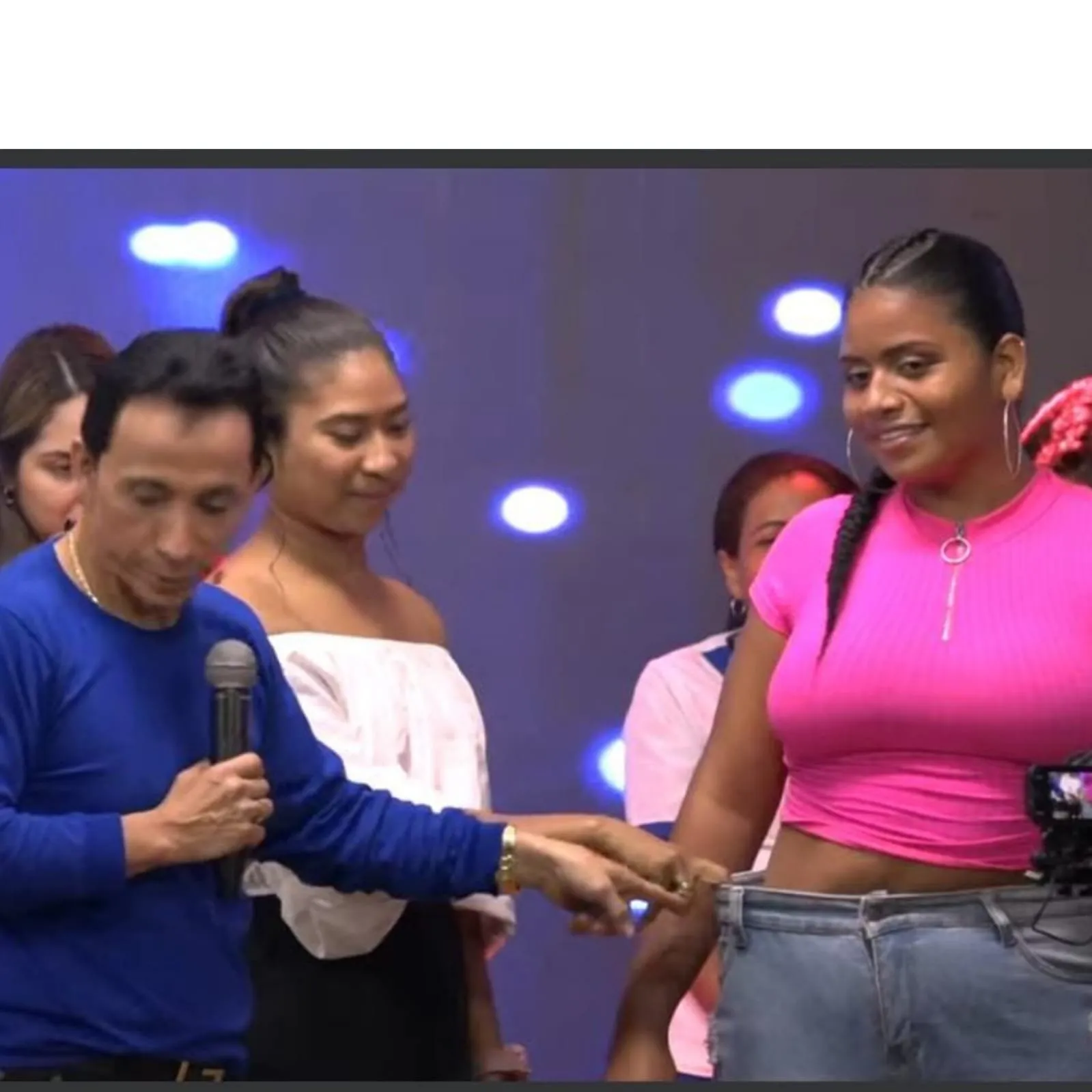 VIDEO: Pastor reza para que mujeres bajen de peso y se vuelve viral VIDEO: Pastor reza para que mujeres bajen de peso y se vuelve viral
