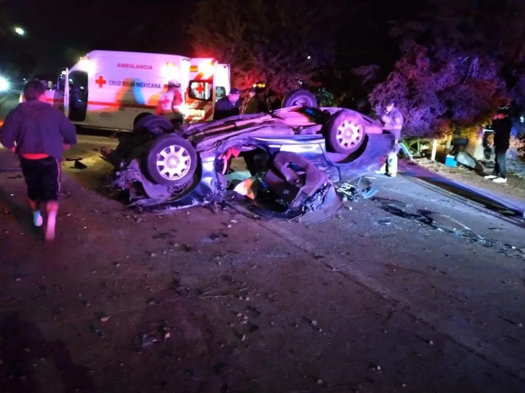 Aparatosa volcadura sobre la carretera Mochis-Topolobamo deja a una mujer prensada Aparatosa volcadura sobre la carretera Mochis-Topolobamo deja a una mujer prensada