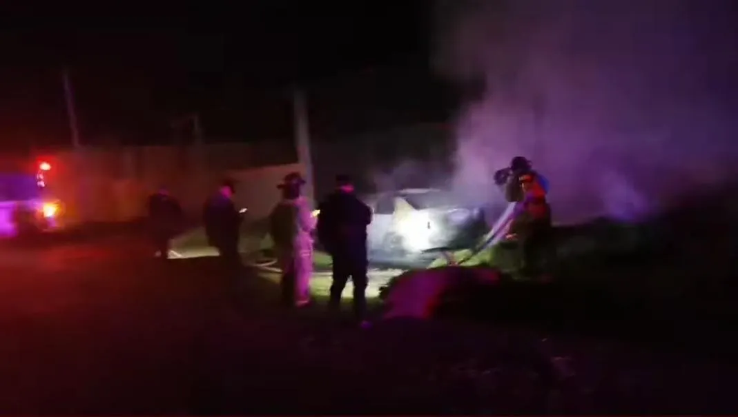 Rescatan a conductor tras incendiarse su vehículo sobre la carretera Los Mochis-El Fuerte Rescatan a conductor tras incendiarse su vehículo sobre la carretera Los Mochis-El Fuerte