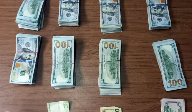 Detienen a conductor con más de 1 millón de pesos en Tecate, Baja California Detienen a conductor con más de 1 millón de pesos en Tecate, Baja California