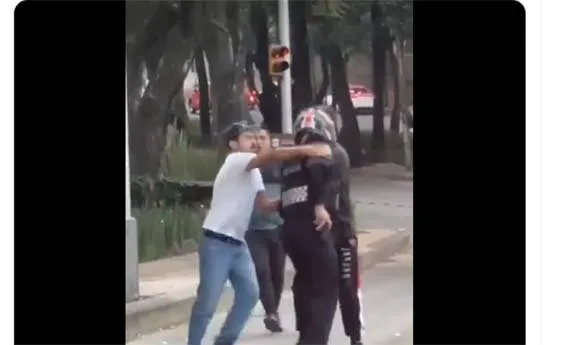Asaltantes intentan someter a policía en la CIudad de México (VIDEO) Asaltantes intentan someter a policía en la CIudad de México (VIDEO)