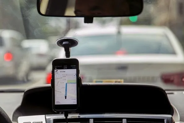 Mujer se lanza de taxi en movimiento, porque el chofer cambiaría de ruta Mujer se lanza de taxi en movimiento, porque el chofer cambiaría de ruta