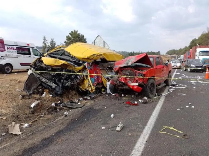 Iban a cortar aguacate y sufren accidente sobre la autopista Siglo XXI en Michoacán Iban a cortar aguacate y sufren accidente sobre la autopista Siglo XXI en Michoacán