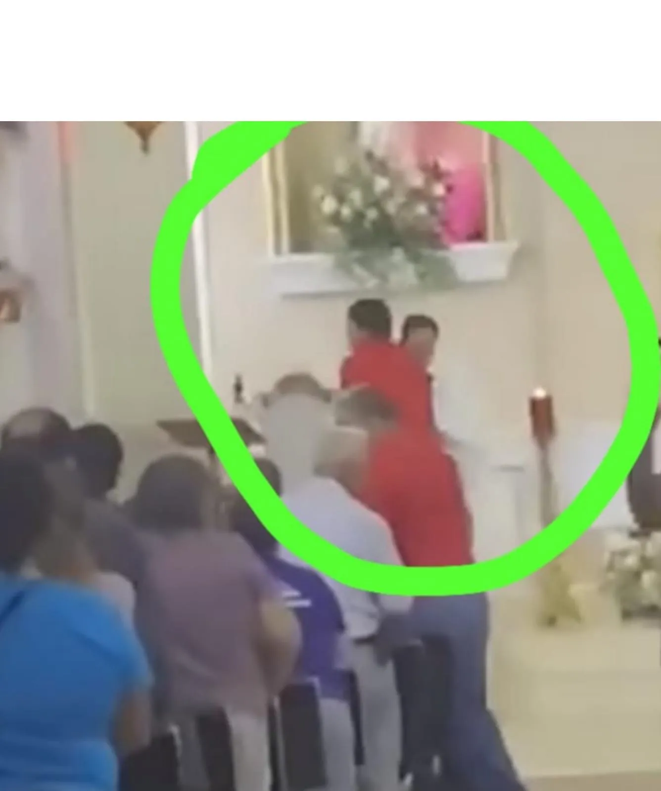 Sacerdote pierde los estribos y saca a un hombre a empujones de misa en Sinaloa (VIDEO) Sacerdote pierde los estribos y saca a un hombre a empujones de misa en Sinaloa (VIDEO)
