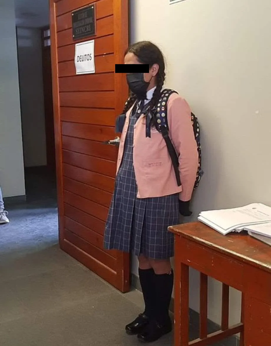 Hombre se viste de colegiala y entra a los baños de mujeres de un colegio Hombre se viste de colegiala y entra a los baños de mujeres de un colegio