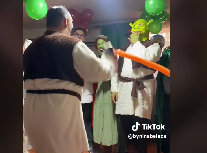 Con fiesta de Shrek, familia sorprende a joven con síndrome de Down en su cumpleaños Con fiesta de Shrek, familia sorprende a joven con síndrome de Down en su cumpleaños