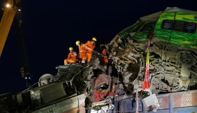 300 muertos y 900 heridos deja el peor accidente de trenes en India 300 muertos y 900 heridos deja el peor accidente de trenes en India