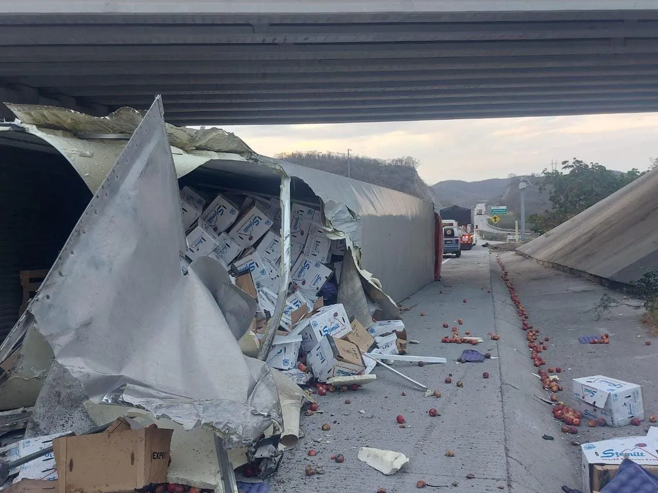 Se vuelca tráiler con manzanas por el Libramiento Mazatlán Se vuelca tráiler con manzanas por el Libramiento Mazatlán