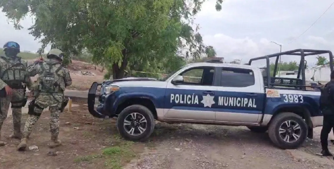 Abandonan un cadáver en el canal de Colinas del Bosque en Culiacán Abandonan un cadáver en el canal de Colinas del Bosque en Culiacán