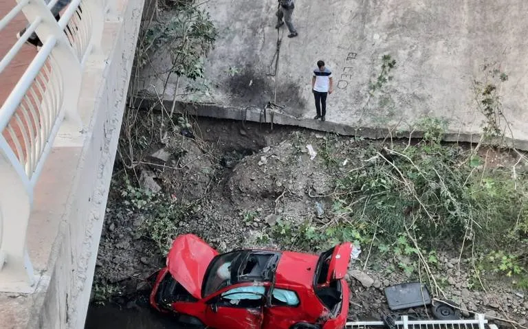 Pareja resulta herida de gravedad tras caer a un canal en Villas del Río, Culiacán Pareja resulta herida de gravedad tras caer a un canal en Villas del Río, Culiacán