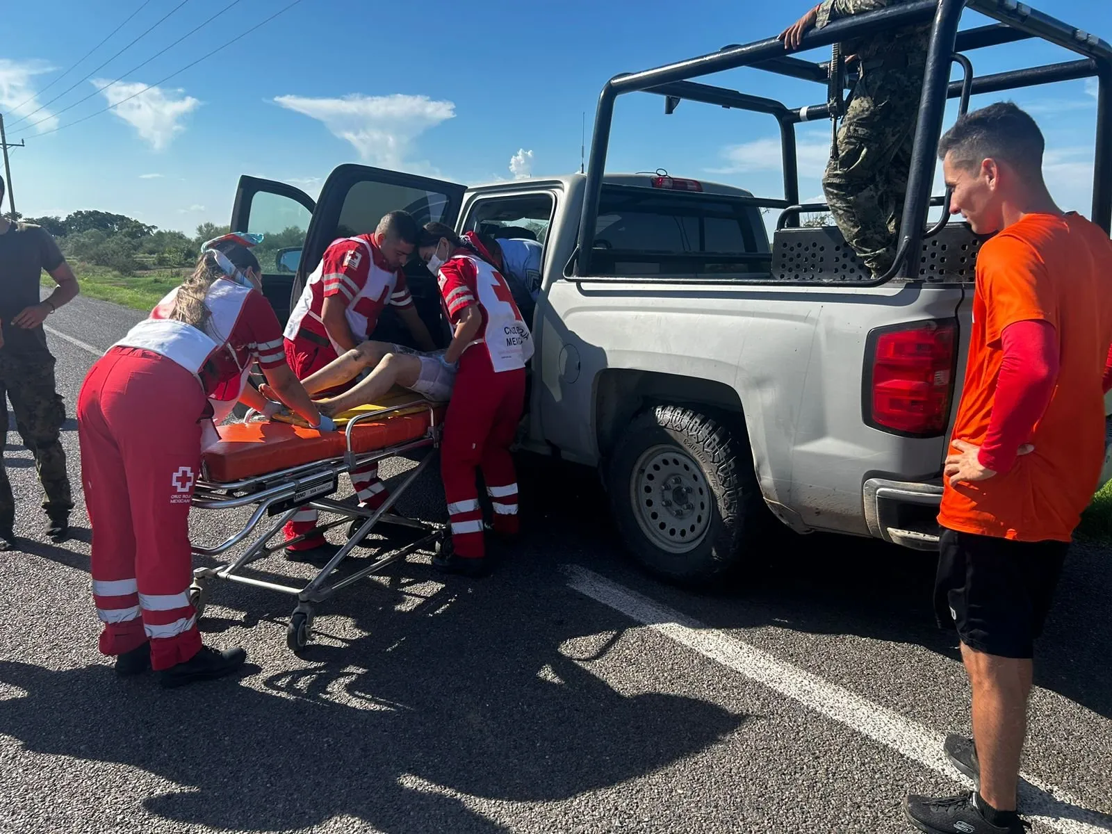 La SEMAR rescata en Las Glorias a tres jóvenes de Tijuana La SEMAR rescata en Las Glorias a tres jóvenes de Tijuana