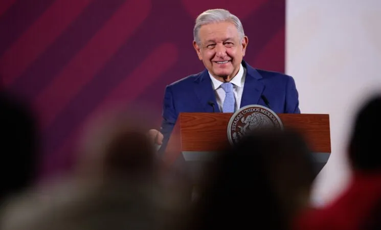Ministros de la Corte ganan 43 veces más que trabajadores registrados ante el IMSS, señala AMLO Ministros de la Corte ganan 43 veces más que trabajadores registrados ante el IMSS, señala AMLO