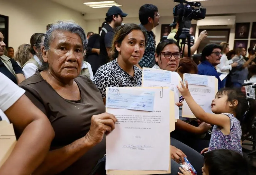 Entrega rocha cheques de 6 mil pesos por familia afectada tras Norma Entrega rocha cheques de 6 mil pesos por familia afectada tras Norma