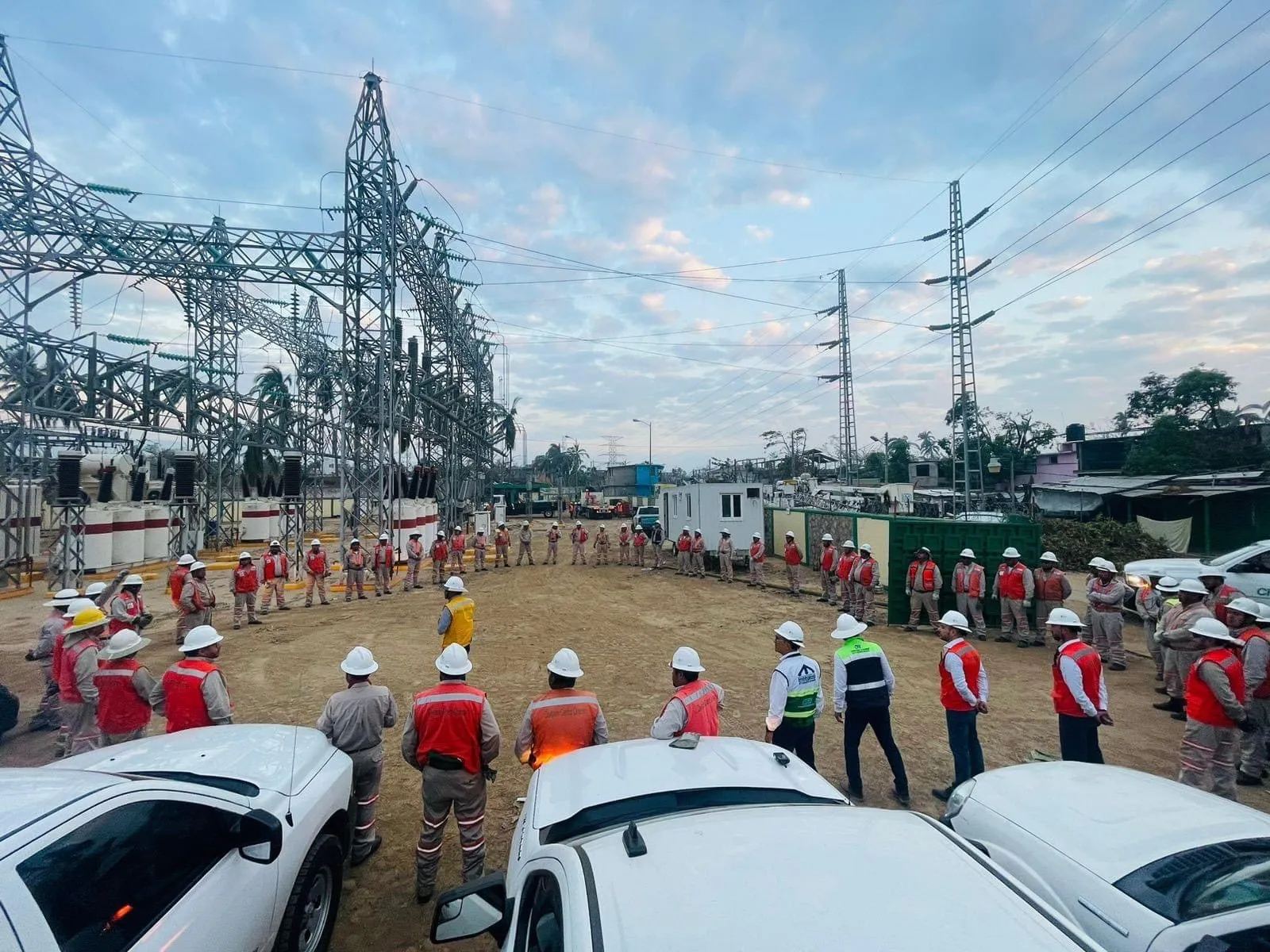 CFE prevé restablecer hoy servicio eléctrico al 85 por ciento en Acapulco; Fuerzas Armadas y Guardia Nacional refuerzan seguridad en la zona CFE prevé restablecer hoy servicio eléctrico al 85 por ciento en Acapulco; Fuerzas Armadas y Guardia Nacional refuerzan seguridad en la zona
