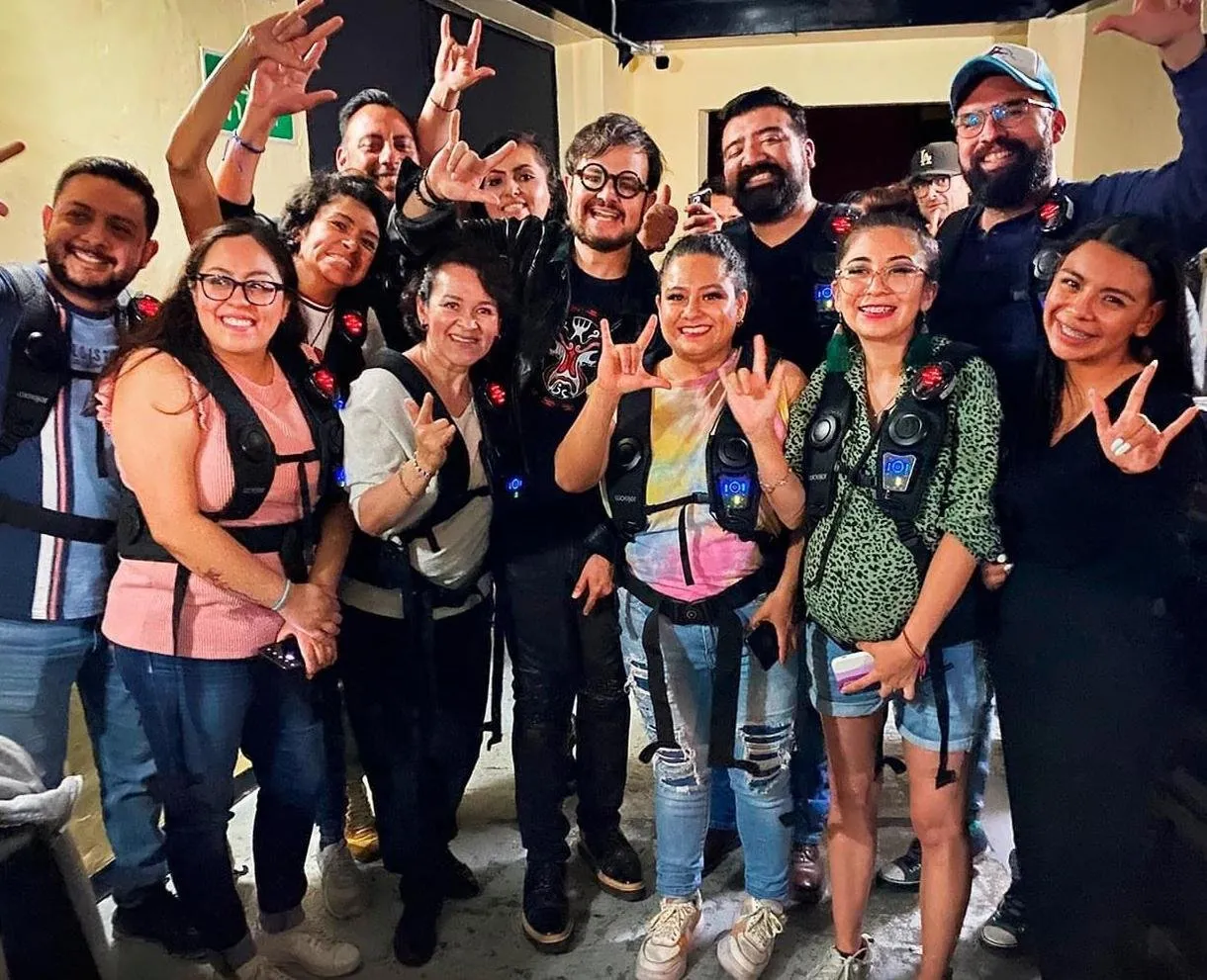 ¡Gracias Coldplay!, Así funcionan los chalecos de Ocesa para personas con discapacidad auditiva ¡Gracias Coldplay!, Así funcionan los chalecos de Ocesa para personas con discapacidad auditiva