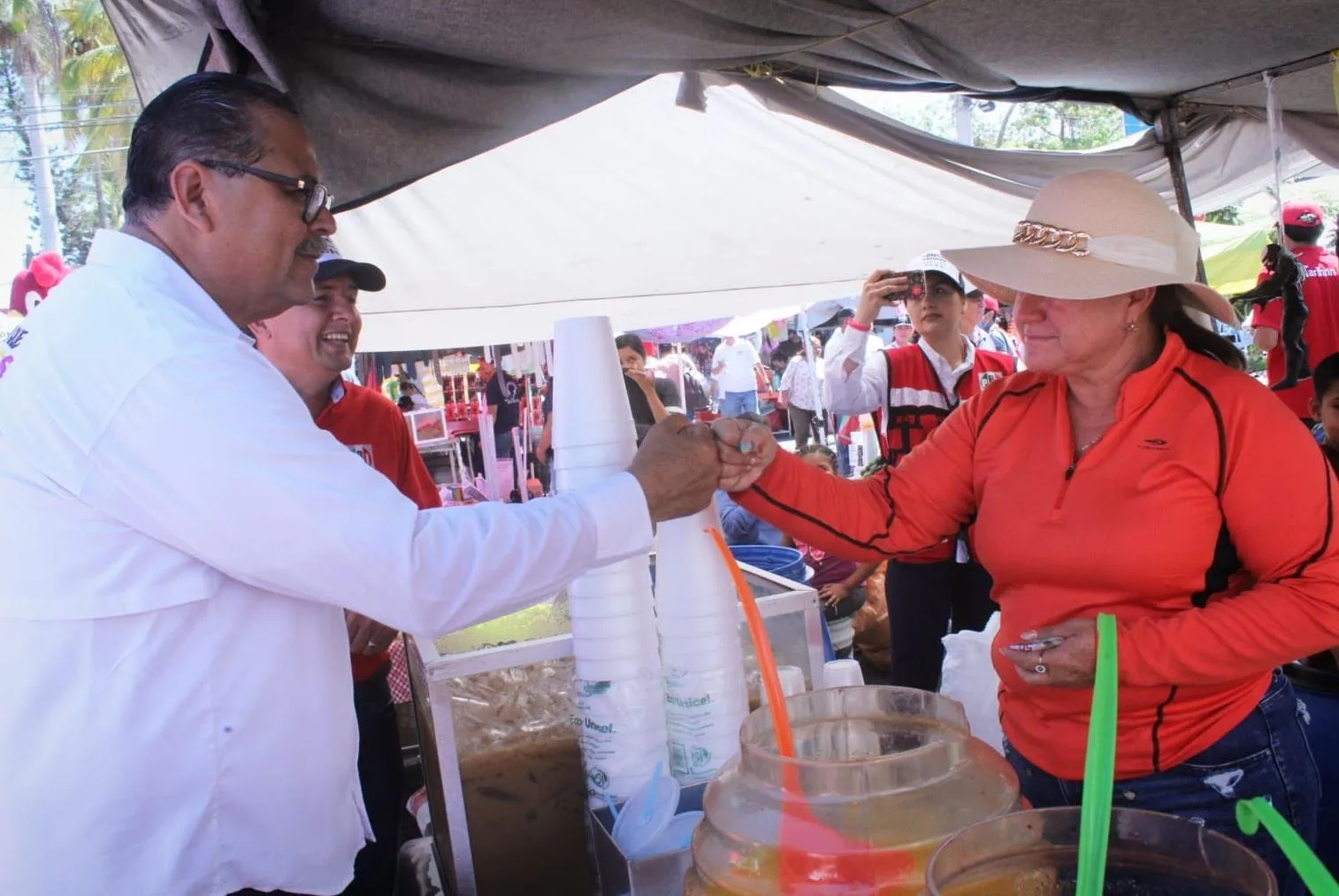 Comparte Mingo compromisos en crucero y tianguis en Los Mochis Comparte Mingo compromisos en crucero y tianguis en Los Mochis