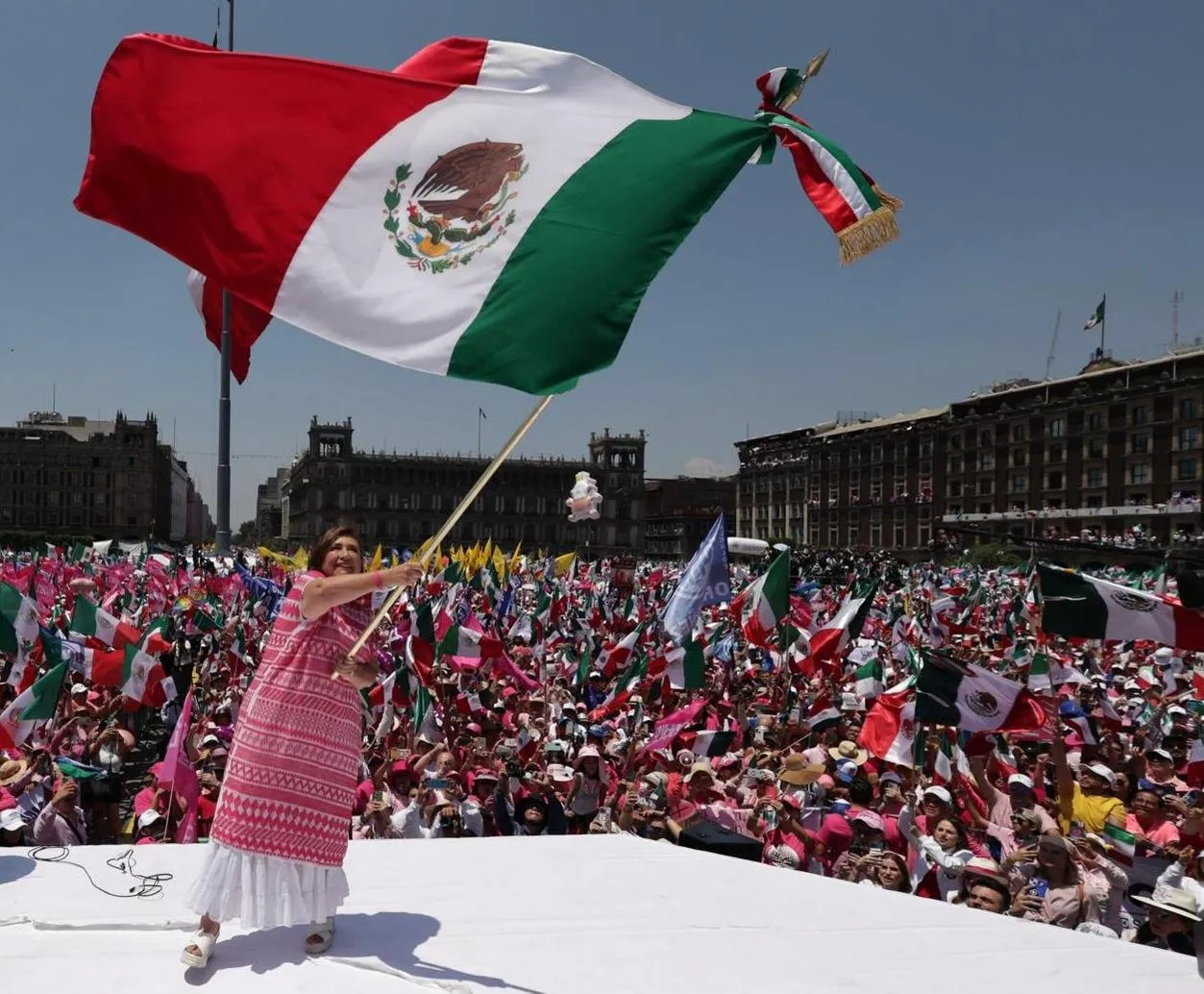Marea Rosa desborda el Zócalo al grito de Xóchitl Gálvez Presidenta Marea Rosa desborda el Zócalo al grito de Xóchitl Gálvez Presidenta