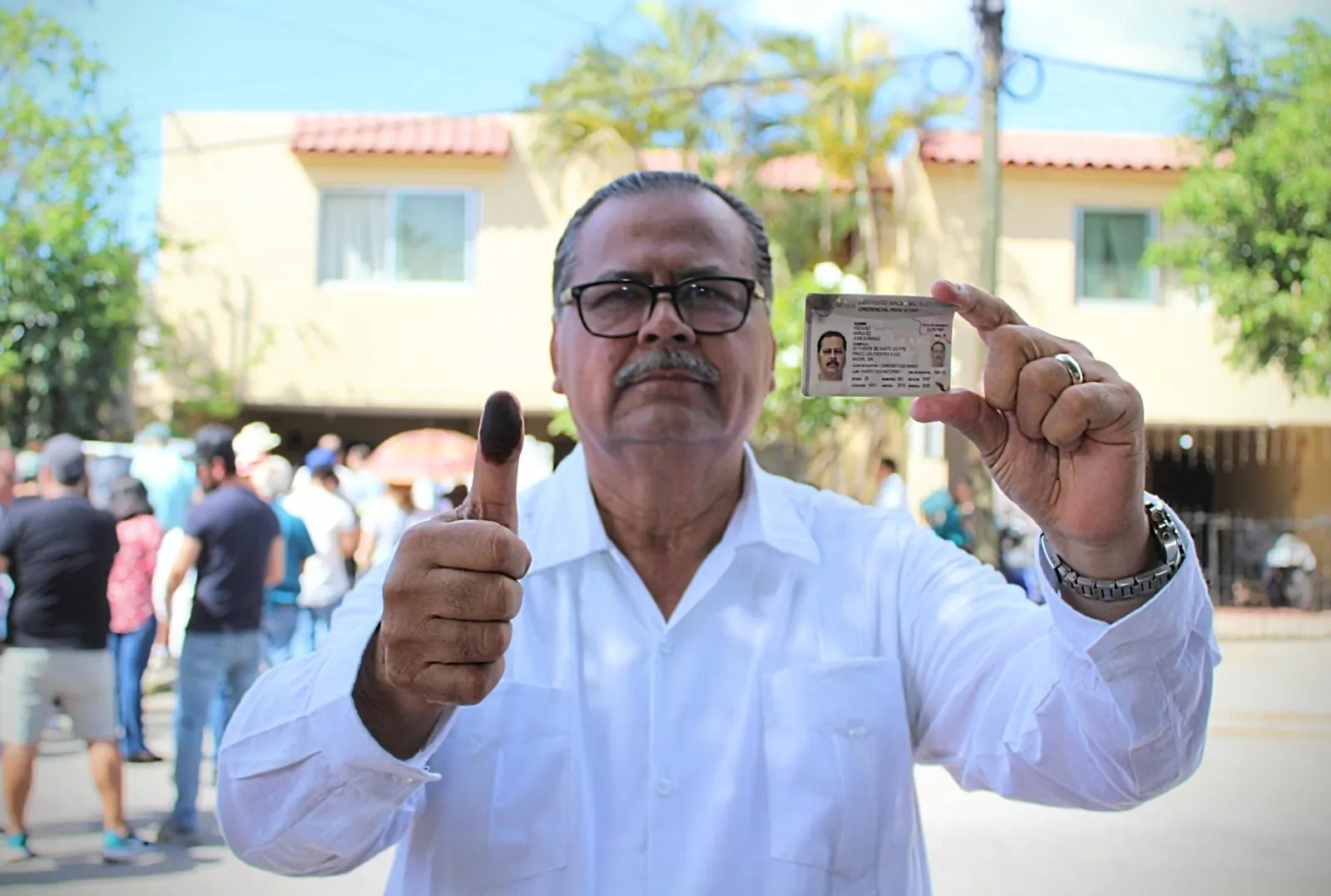 El candidato a la presidencia municipal emitió su voto El candidato a la presidencia municipal emitió su voto