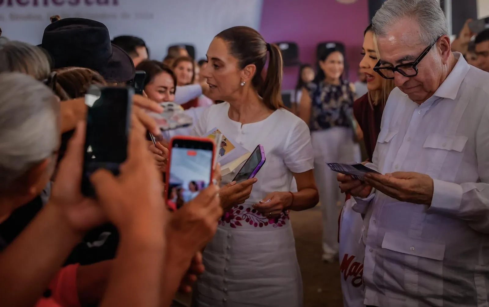 Rocha recibe en Mazatlán a la presidenta Claudia Sheinbaum en su primera visita a Sinaloa Rocha recibe en Mazatlán a la presidenta Claudia Sheinbaum en su primera visita a Sinaloa