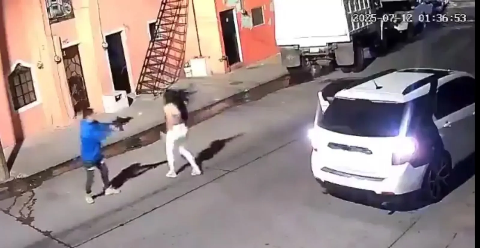 Policías de investigación de Guadalajara han empezado a realizar cateos para la ubicación del asesino de Karla Bañuelos. Policías de investigación de Guadalajara han empezado a realizar cateos para la ubicación del asesino de Karla Bañuelos.
