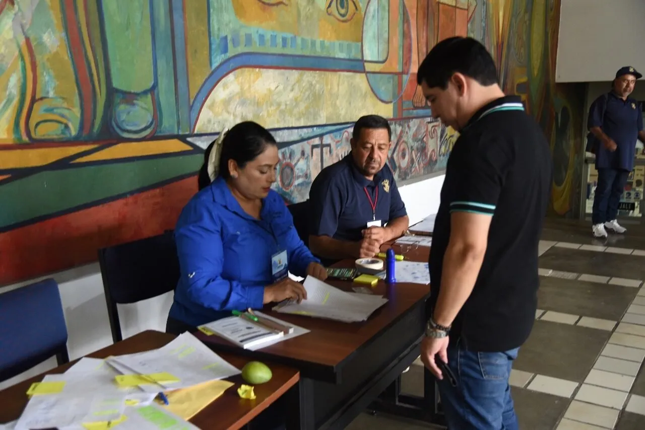 De manera personal, libre, secreta y directa, trabajadores de la UAS emiten su voto para la renovación del Comité Ejecutivo del SUNTUAS sección Administrativos e Intendencia De manera personal, libre, secreta y directa, trabajadores de la UAS emiten su voto para la renovación del Comité Ejecutivo del SUNTUAS sección Administrativos e Intendencia