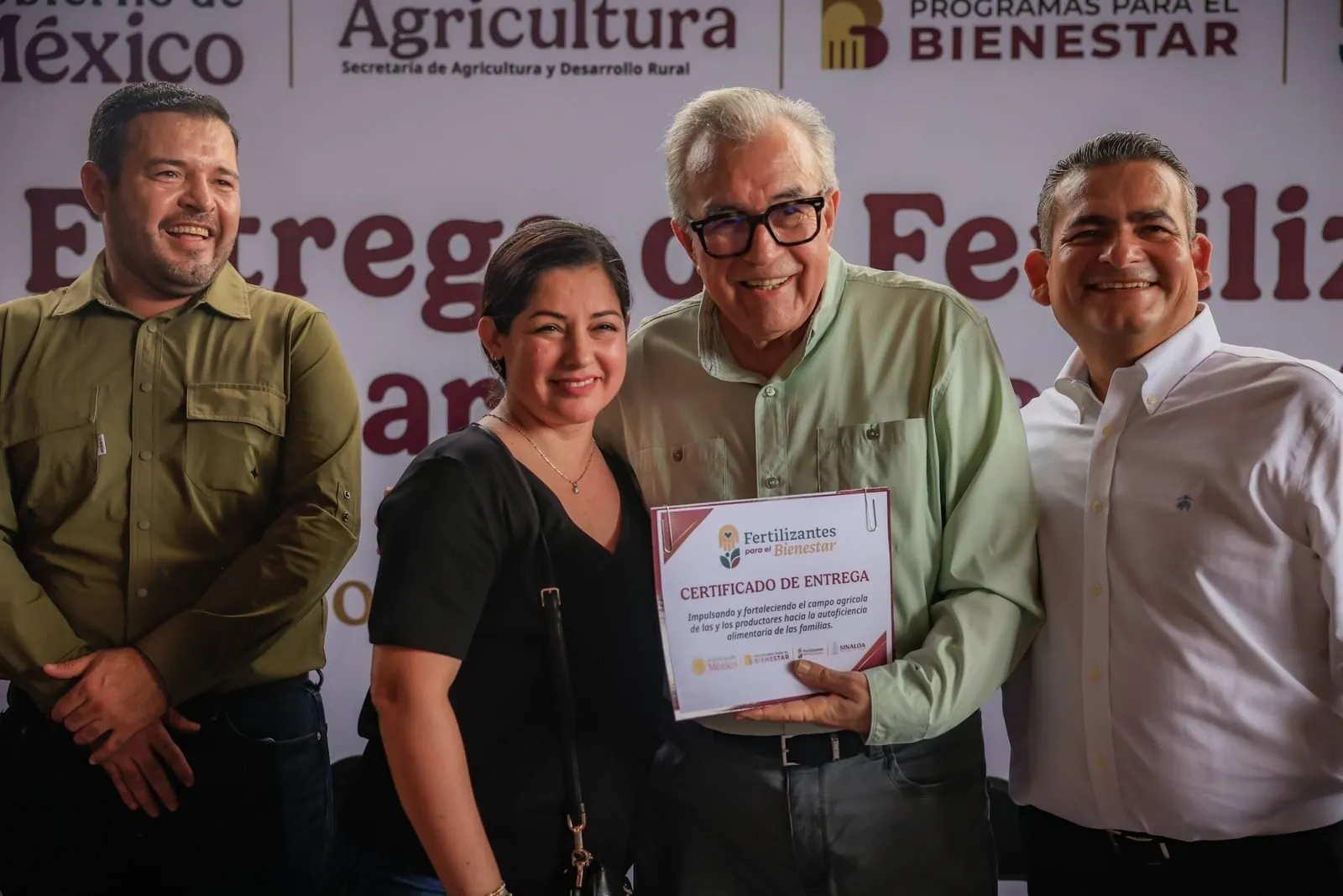 Gobernador Rocha Moya encabeza programa de entrega de fertilizantes para productores de riego Gobernador Rocha Moya encabeza programa de entrega de fertilizantes para productores de riego