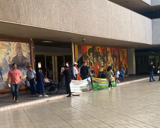 Productores mantienen toma y sin acceso a nadie en Palacio de Gobierno Productores mantienen toma y sin acceso a nadie en Palacio de Gobierno