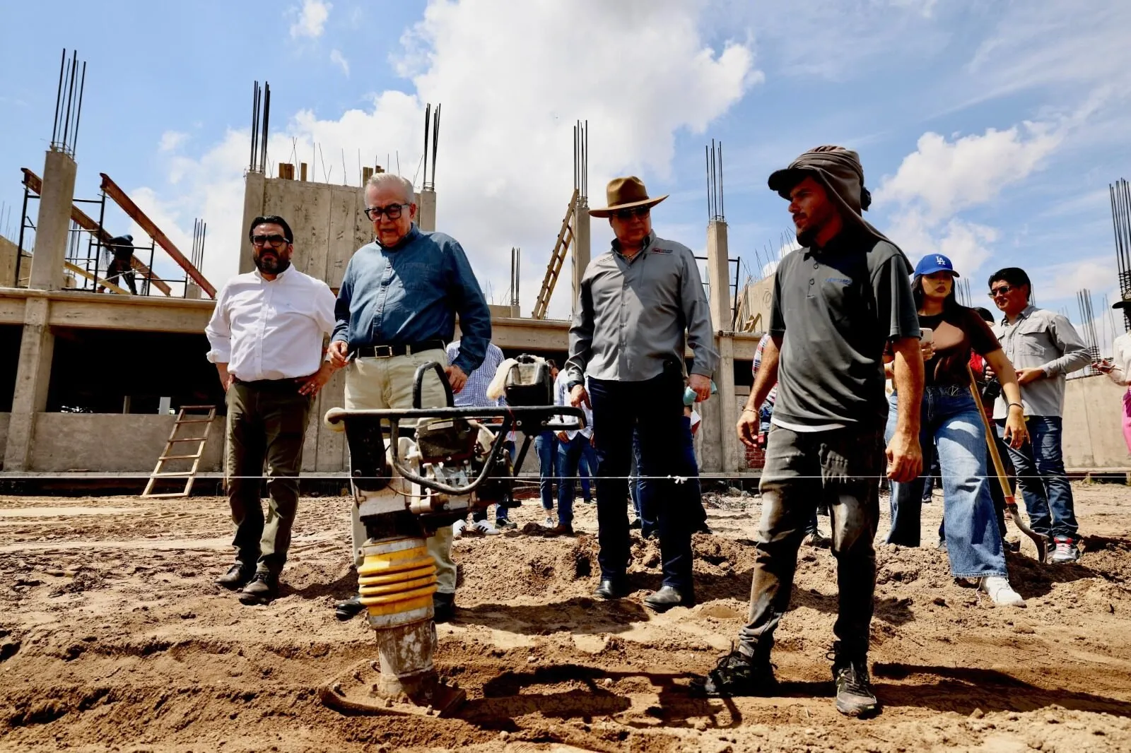 Supervisa el gobernador Rocha construcción de la Secundaria de Valle Alto Supervisa el gobernador Rocha construcción de la Secundaria de Valle Alto
