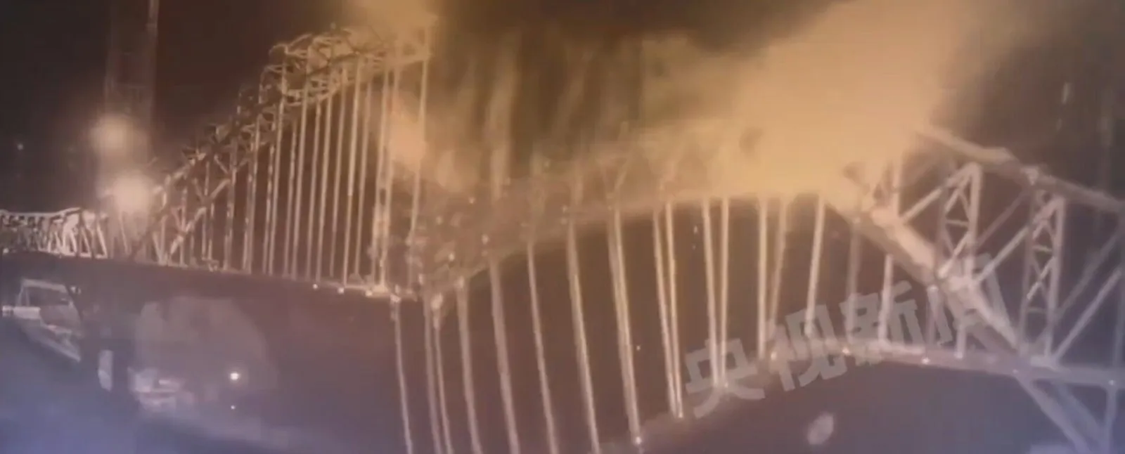 Mueren 12 personas en China luego del colapso de un puente sobre el río Amarillo Mueren 12 personas en China luego del colapso de un puente sobre el río Amarillo