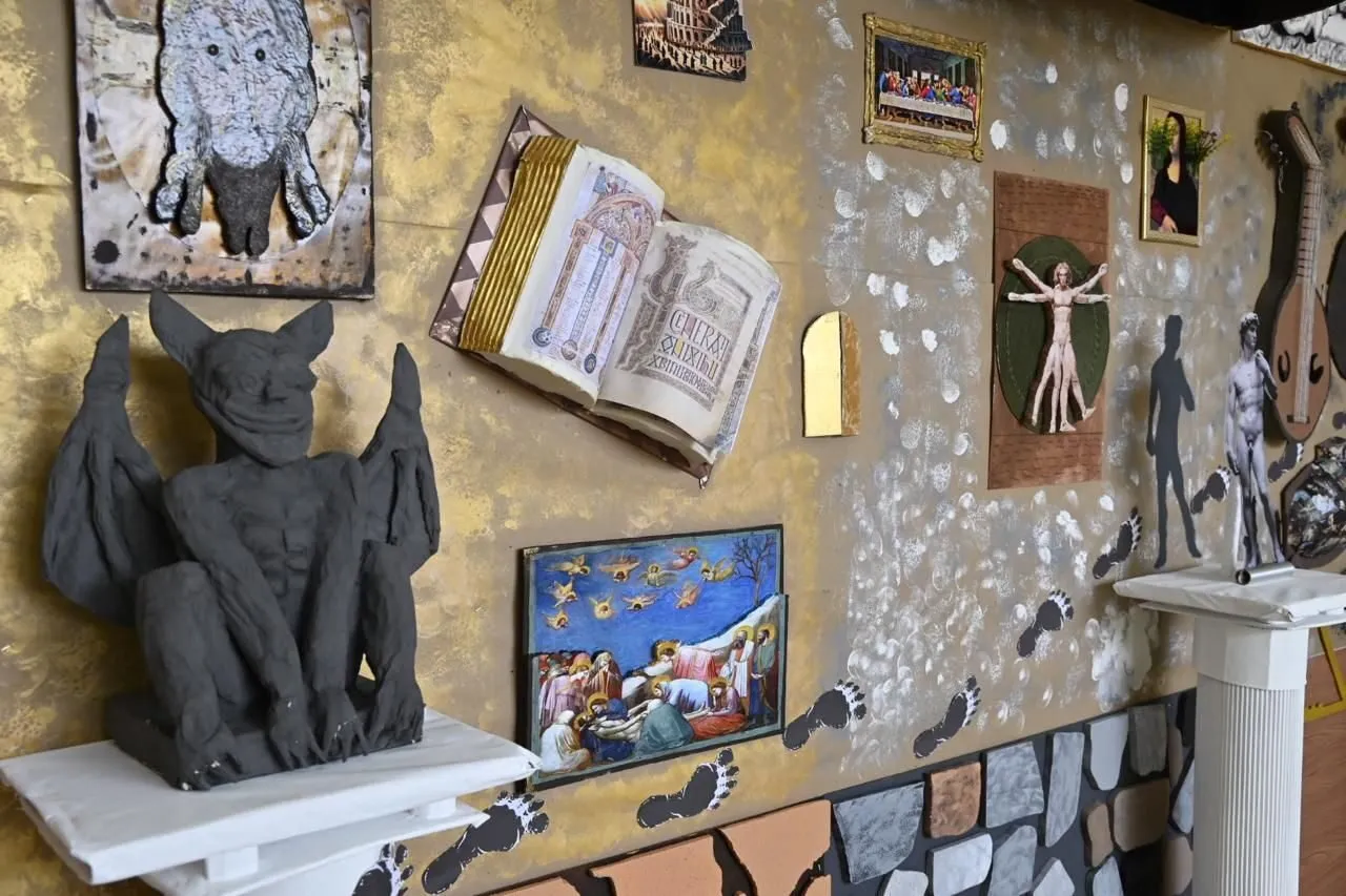 Estudiantes de Educación Artística de la Facultad de Artes de la UAS presentan periódico mural interactivo sobre la historia del arte Estudiantes de Educación Artística de la Facultad de Artes de la UAS presentan periódico mural interactivo sobre la historia del arte