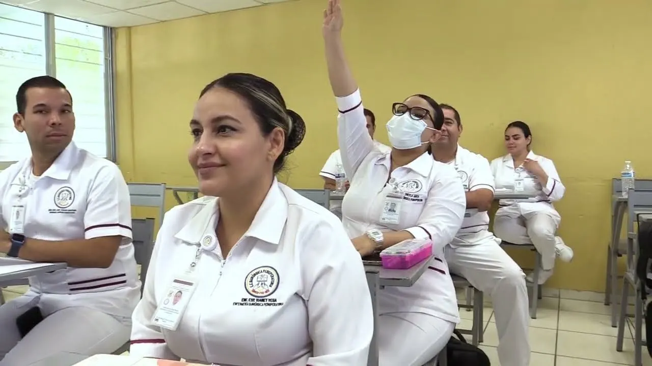 Importante que las y los enfermeros se profesionalicen de manera continua para asegurar una atención de alta calidad a los pacientes, asegura experta Importante que las y los enfermeros se profesionalicen de manera continua para asegurar una atención de alta calidad a los pacientes, asegura experta