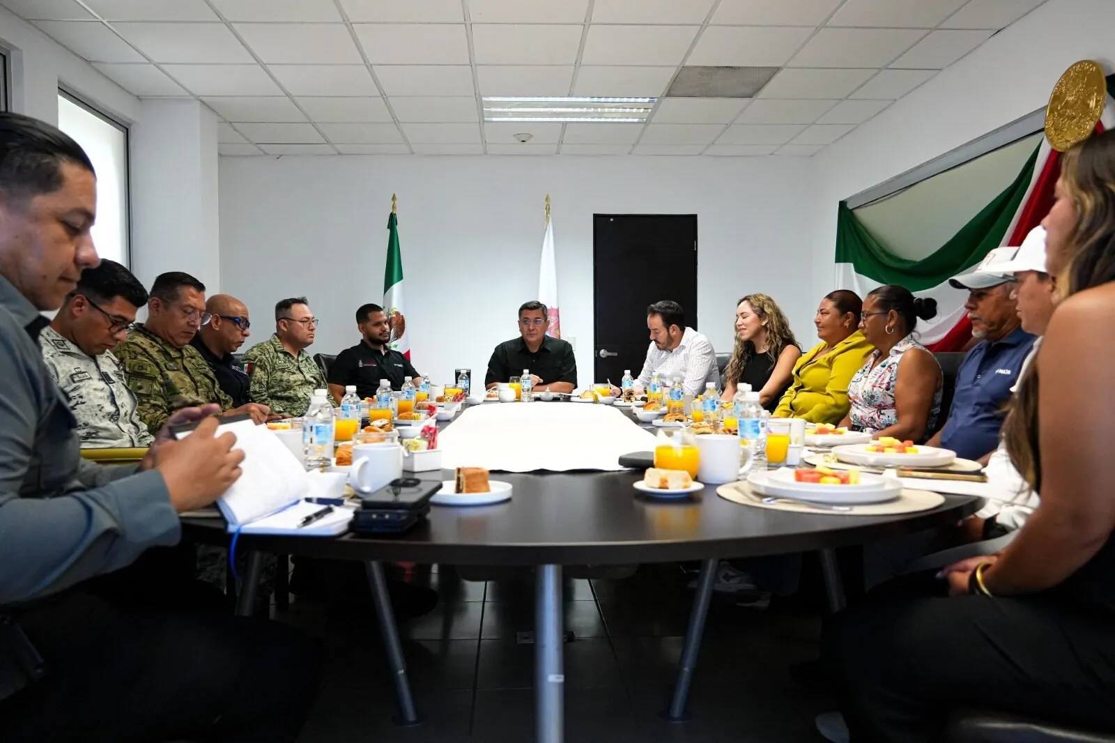 SSP Sinaloa, Economía, Turismo y Fuerzas Armadas se reúnen con empresarios, restauranteros, comerciantes y pescadores de Altata; acuerdan el reforzamiento de acciones preventivas y de proximidad de #RutaSegura SSP Sinaloa, Economía, Turismo y Fuerzas Armadas se reúnen con empresarios, restauranteros, comerciantes y pescadores de Altata; acuerdan el reforzamiento de acciones preventivas y de proximidad de #RutaSegura