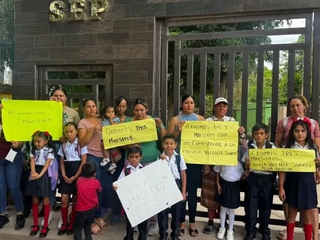 Más de 70 alumnos sin maestro: Padres de familia toman escuela de Agua Nueva, Ahome Más de 70 alumnos sin maestro: Padres de familia toman escuela de Agua Nueva, Ahome