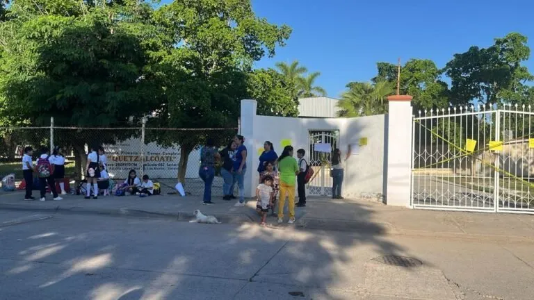 Madres de familia toman la primaria Quetzalcóatl; exigen energía eléctrica Madres de familia toman la primaria Quetzalcóatl; exigen energía eléctrica