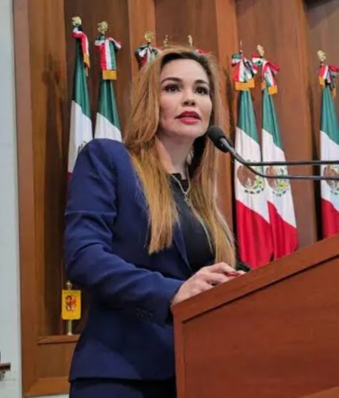 Grupo arm4do despoja de camioneta a diputada del PRI en Culiacán Grupo arm4do despoja de camioneta a diputada del PRI en Culiacán