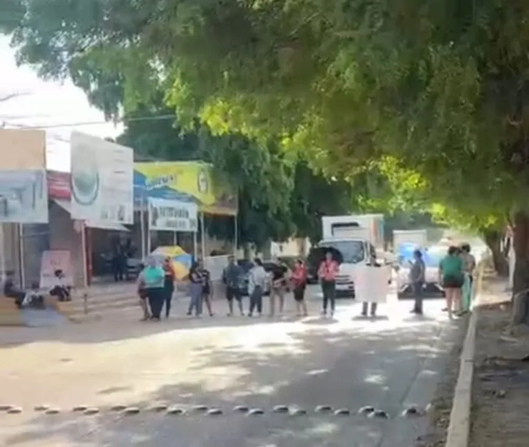 Padres de familia de la primaria Francisco Villa bloquean bulevar Pedro Anaya; exigen arreglo de minisplits Padres de familia de la primaria Francisco Villa bloquean bulevar Pedro Anaya; exigen arreglo de minisplits