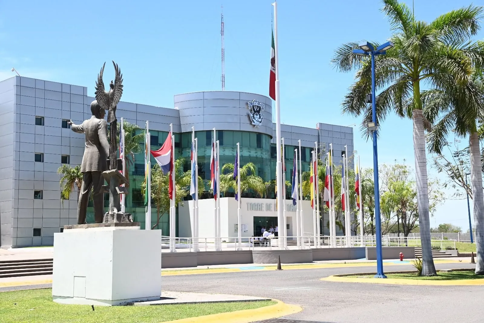 Con una visión humanista y el reconocimiento del Rector Jesús Madueña, la UAS avanza en el histórico otorgamiento de bases institucionales a trabajadores de confianza con más de 10 años de antigüedad Con una visión humanista y el reconocimiento del Rector Jesús Madueña, la UAS avanza en el histórico otorgamiento de bases institucionales a trabajadores de confianza con más de 10 años de antigüedad