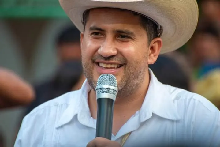 Asesinan al alcalde de Uruapan en pleno festival en vía publica. Asesinan al alcalde de Uruapan en pleno festival en vía publica.