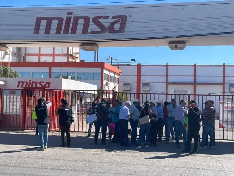 Se plantan productores frente a Minsa en protesta por precios justos Se plantan productores frente a Minsa en protesta por precios justos