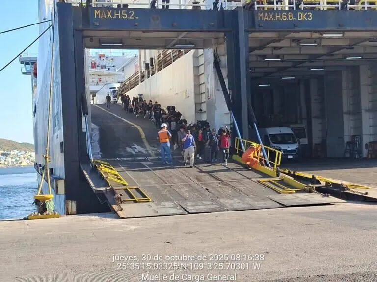 Trasladan a Mazatlán a los 23 menores rescatados en altamar cerca de Topolobampo Trasladan a Mazatlán a los 23 menores rescatados en altamar cerca de Topolobampo
