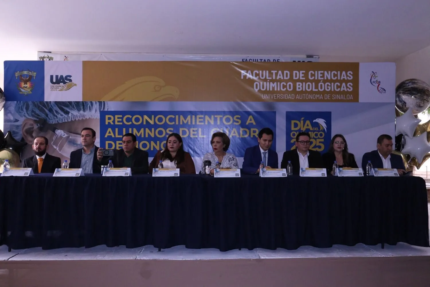 La Facultad de Ciencias Químico Biológicas de la UAS entregó reconocimientos a alumnos del Cuadro de Honor del ciclo 2024-2025, en el marco del Día del Químico La Facultad de Ciencias Químico Biológicas de la UAS entregó reconocimientos a alumnos del Cuadro de Honor del ciclo 2024-2025, en el marco del Día del Químico